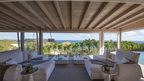 Salon panoramique de la villa - vue sur la mer et les palmiers 