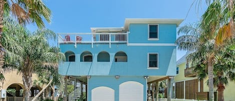 Beautiful, spacious canal home. Minutes from the beach