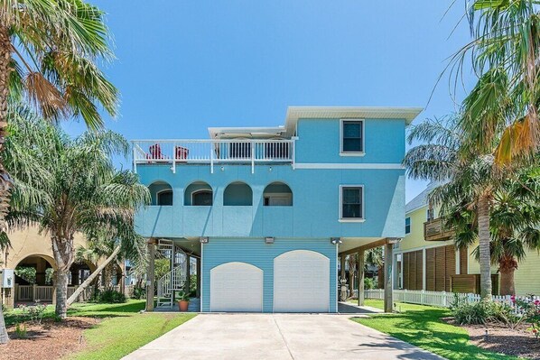 Beautiful, spacious canal home. Minutes from the beach