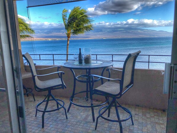 Lovely Lanai for whale/turtle watching while sipping on the beverage of choice!