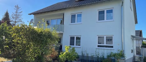 Ferienwohnung (85m²) mit 2 Schlafzimmern und Balkon-Haus