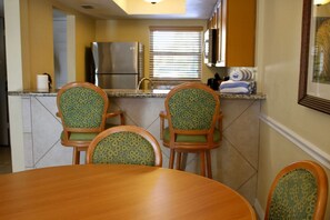 Additional seating area for 2 guests