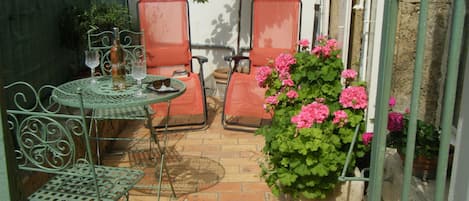 Sunny private courtyard where you can enjoy your morning croissant 