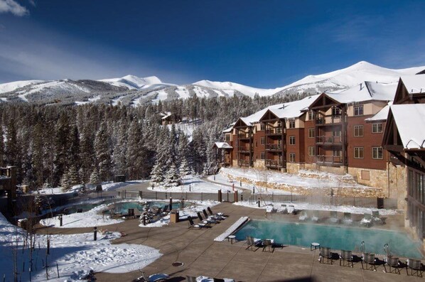 Ski in/Ski Out or shuttle to lifts. Suite with Kitchenette sleeps 4