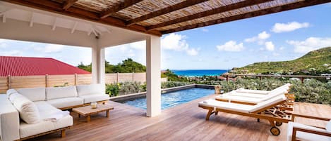 Belle terrasse en bois - meublée -  piscine - vue sur la mer