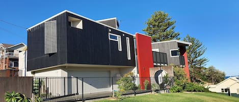 The Black Pearl Thirroul