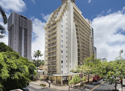 Ultimate Waikiki Getaway! Amazing Unit, Pool, Walk to the Beach