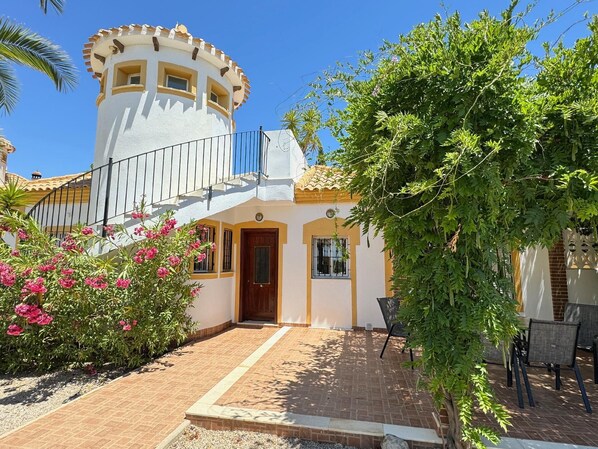 Villa with large garden, privacy and private-pool. Close to the coast.