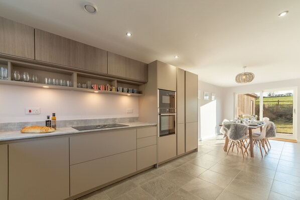 Inca's Rest, Sedgeford: Spacious kitchen leading into the dining room