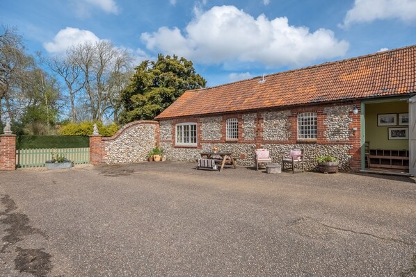 Garden Cottage, East Rudham: A handsome brick and flint barn conversion