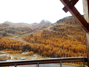 Vue de la terrasse en automne;
Autumn view from the terrace.