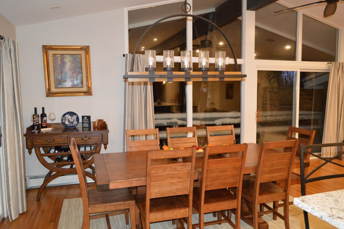 Cozy One Story Home Surrounded by Mountain Views, Trees near Middlebury College