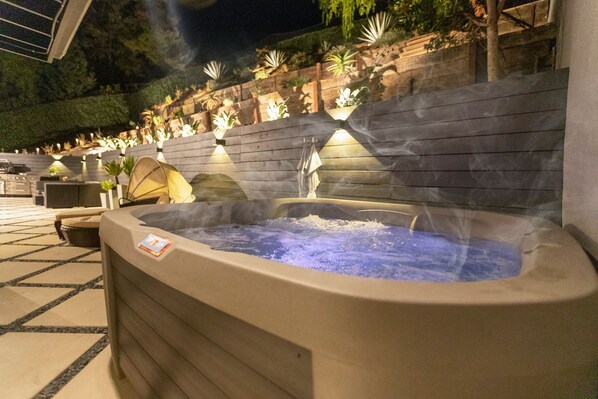 Hot-Tub & Backyard's Garden View