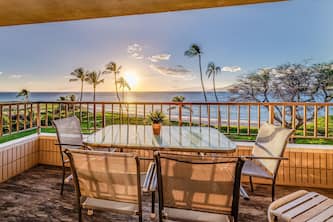 Beachfront Condo W/ Unbeatable Ocean Views! Floor To Ceiling Windows & Lanai!
