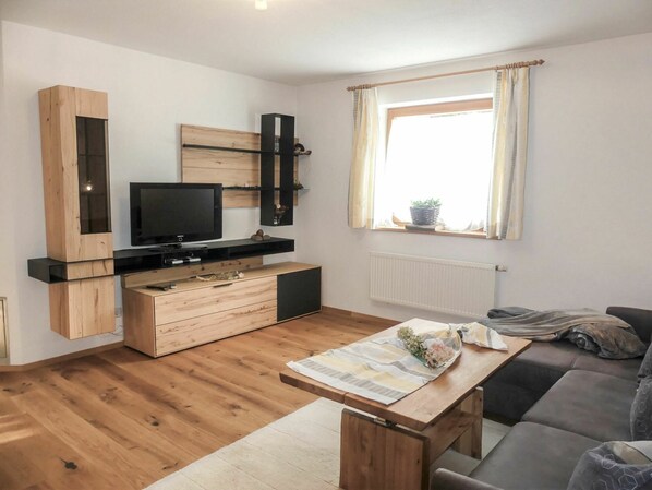 Propriété, Meubles, Fenêtre, Confort, Bois, Canapé, Bâtiment, Table, Design Intérieur, Sol