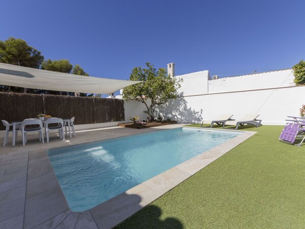 Piscine, Propriété, Immobilier, Jardin, Bleu Azur, Tuile, Aqua, Arrière-Cour, Ombre, Mobilier De Jardin