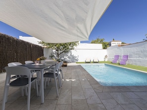 Piscine, Propriété, Table, Meubles, Immobilier, Chaise, Tuile, Ombre, Composite, Tableau De Plein Air