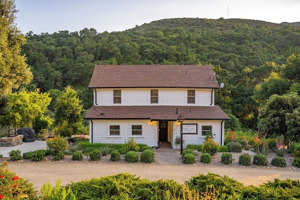Front View - Iconic 8 Mile House set amongst the Hillside