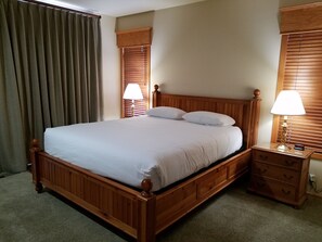 Bedroom 1 - King bed