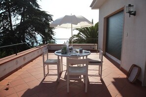 Private terrace with table and chairs