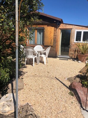 Terrasse extérieure plus entrée bungalow 