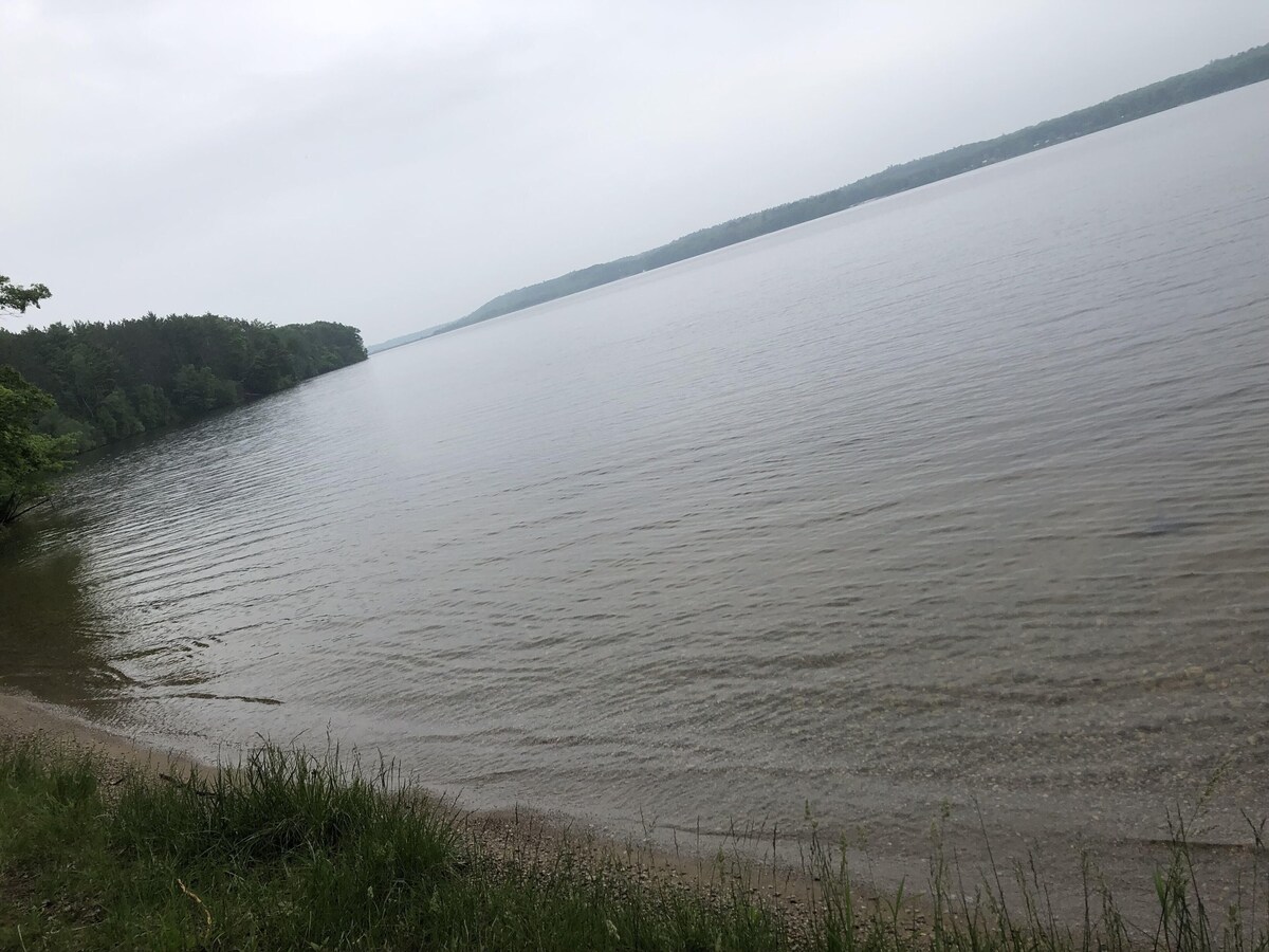 Charming   cabin  , Fast WIFI,  public access for   , Fishing, swimming ,Boating