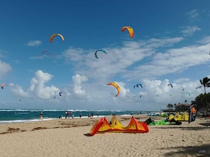 Kite beach 6 min walk. Kite club 10 min walk.