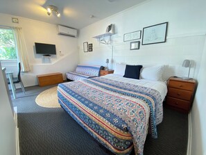 Queen size bed; linen supllied. Electric blanket during winter season
