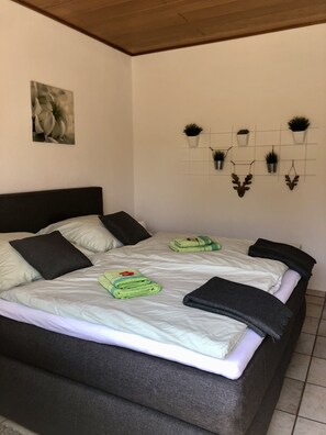 Schlafzimmer 1