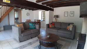 Sitting/dining area