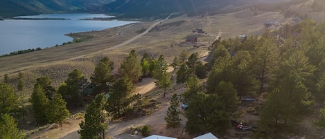 Welcome to the Mt Hope Cabins at Twin Lakes–where mountain magic meets lakeside charm.