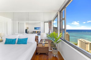 Enjoy in your bedroom with a King-size bed and a beautiful ocean view.