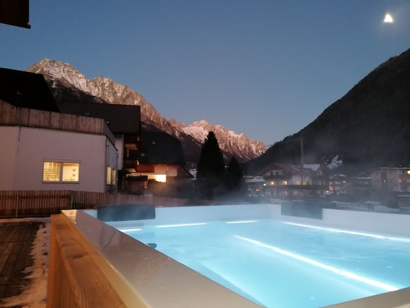 Whirlpool mit Blick auf die Berge