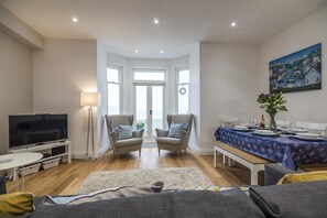 Sea Legs - 2 Bedroom Apartment - Tenby (1535)
