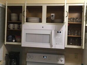 Fully stocked kitchen w/ serving ware for up to 8