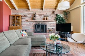 Open fireplace; TV