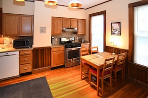 Eat-in kitchen with dishwasher, granite countertops, gas stove
