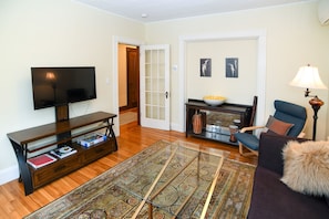 Comfortable living room with lots of light, A.C. and 43" Roku TV