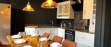 Dining / Restaurant