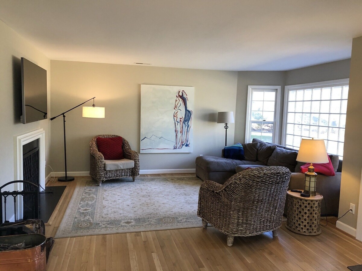 •Broad Reach• Secluded cottage with open living space, sunset deck, big yard