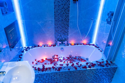 Aphrodite Suites - The Love Nest Jacuzzi Suite