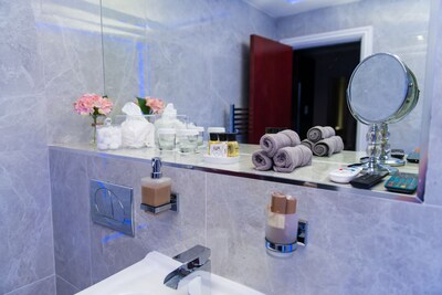 Aphrodite Suites - The Love Nest Jacuzzi Suite