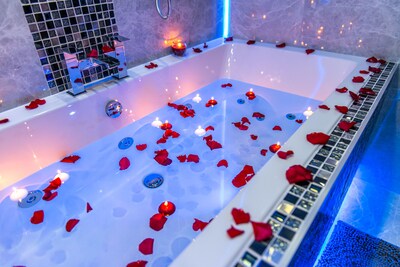 Aphrodite Suites - The Love Nest Jacuzzi Suite