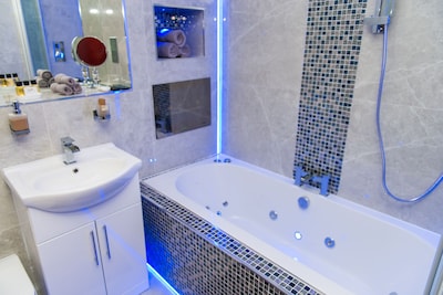 Aphrodite Suites - The Love Nest Jacuzzi Suite