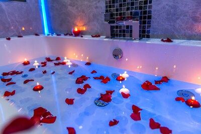 Aphrodite Suites - The Love Nest Jacuzzi Suite