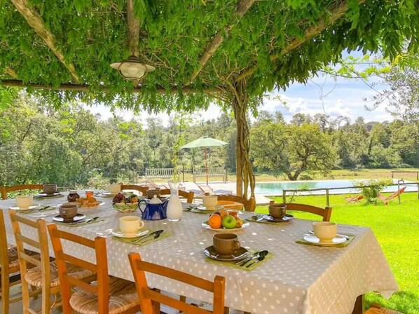 Outdoor dining