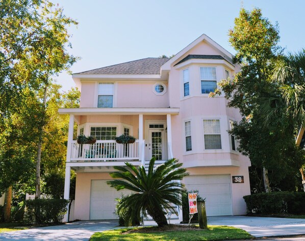 Welcome to our Hilton Head Hideway! Four-minute walk to the beach. 