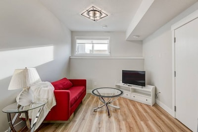 Sleek Modern 1 BD Suite In Brand New Development!