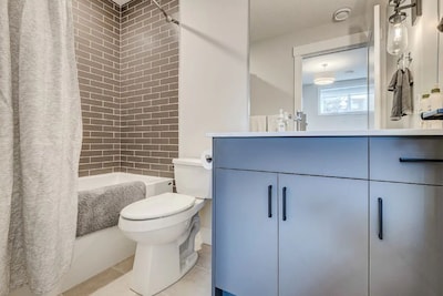 Sleek Modern 1 BD Suite In Brand New Development!