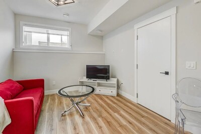 Sleek Modern 1 BD Suite In Brand New Development!